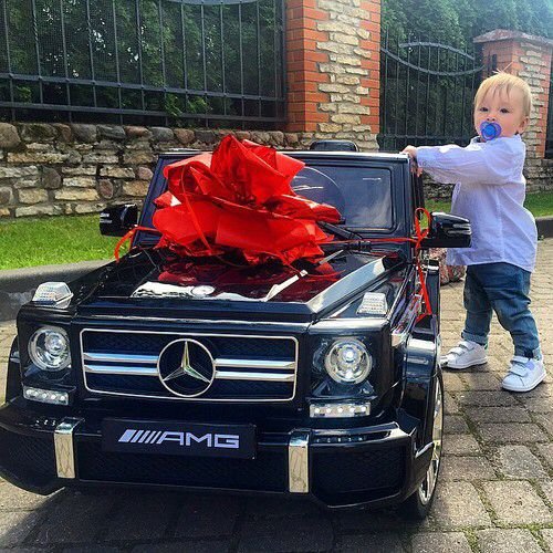 Une belle voiture électrique pour enfant : Mercedes AMG